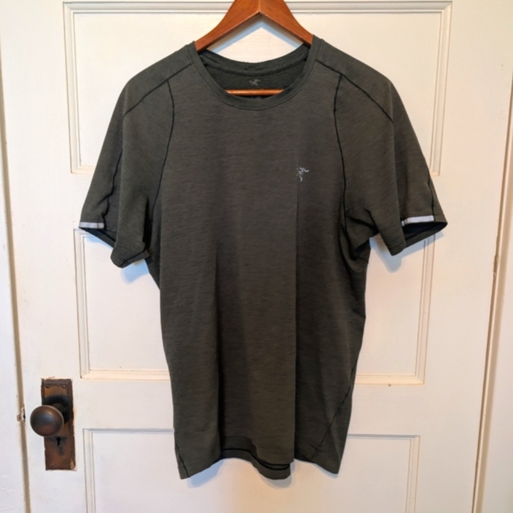 Arc'teryx Men's Army Green Breathable Reflective Athletic T-Shirt Medium